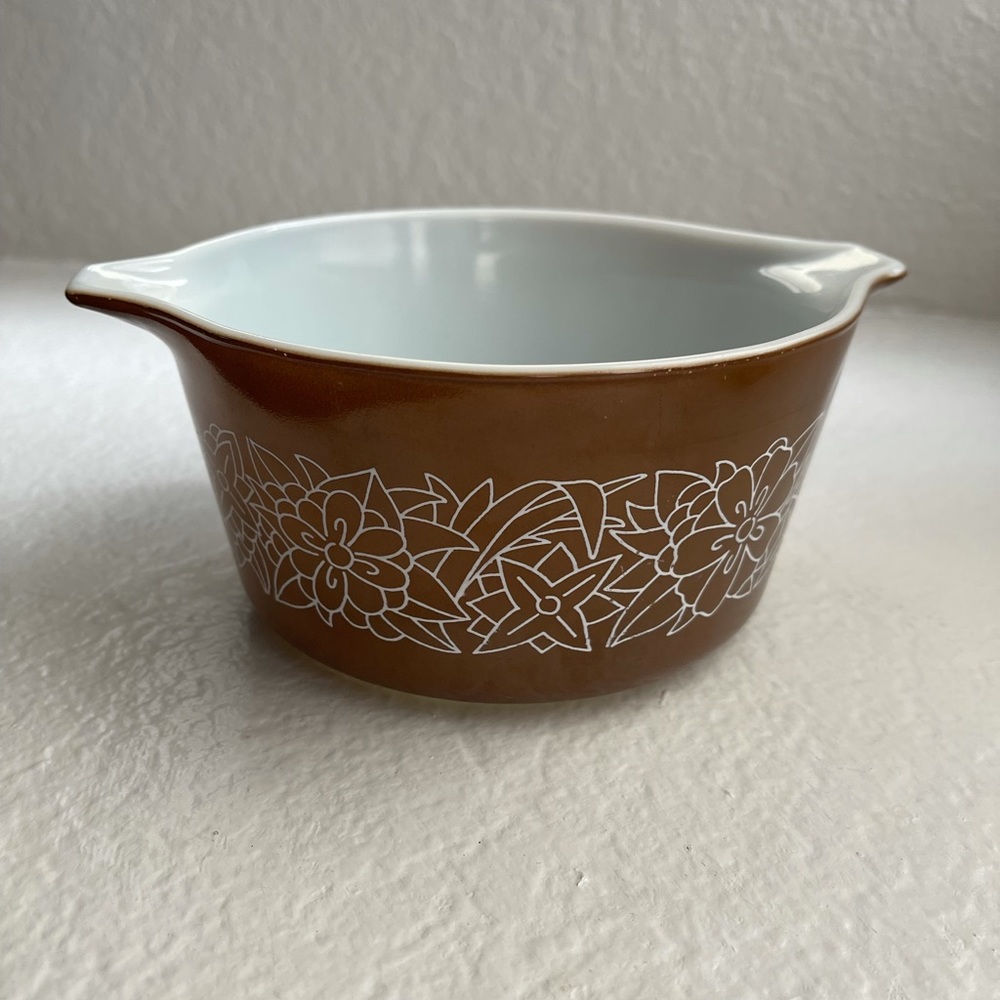 Vintage Pyrex 1 qt woodland pattern casserole dish